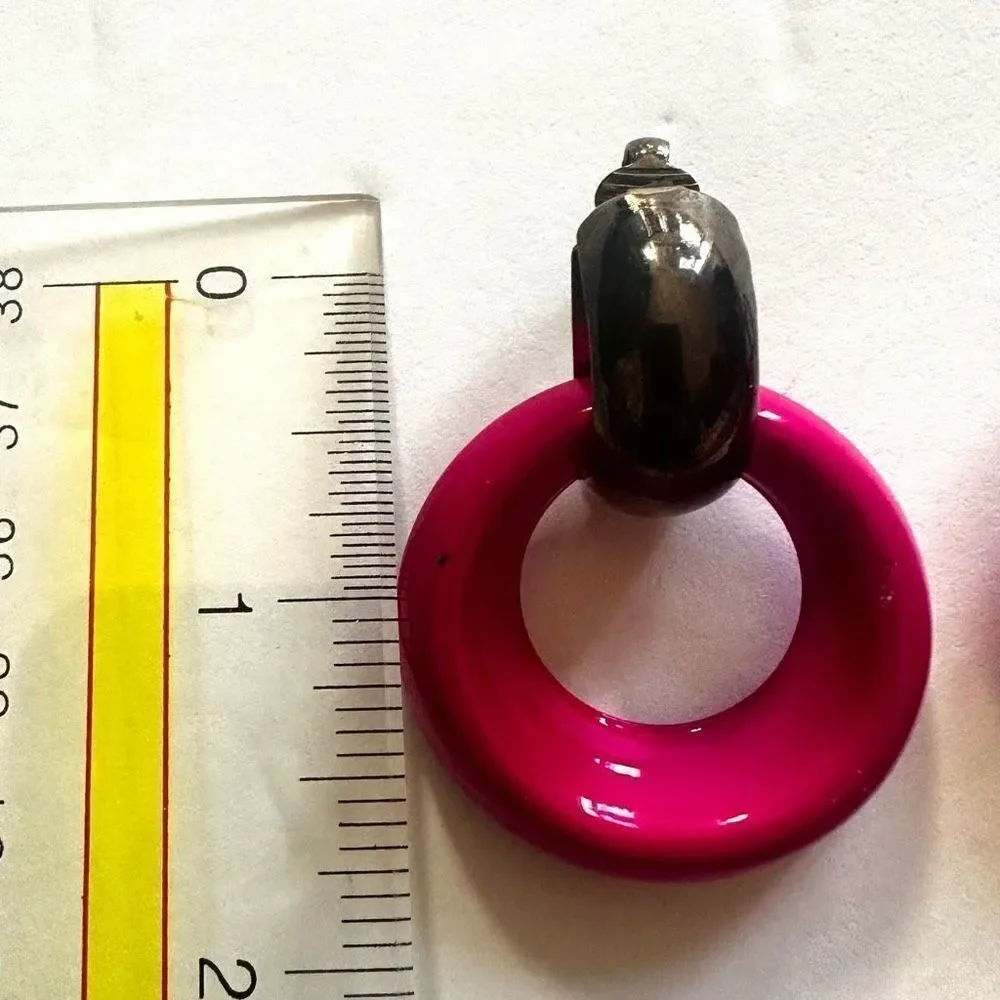 Pink and silver tone circle clip on  vintage earrings
